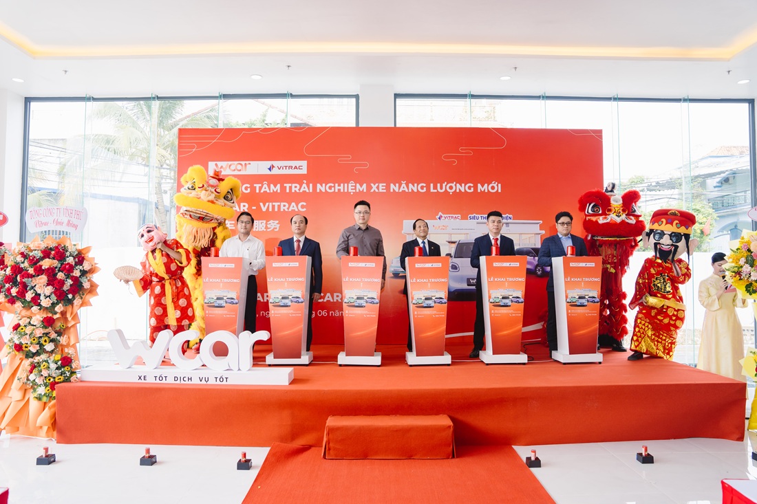 buc-an-khoi-dong-nghi-thuc-khai-truong-showroom
