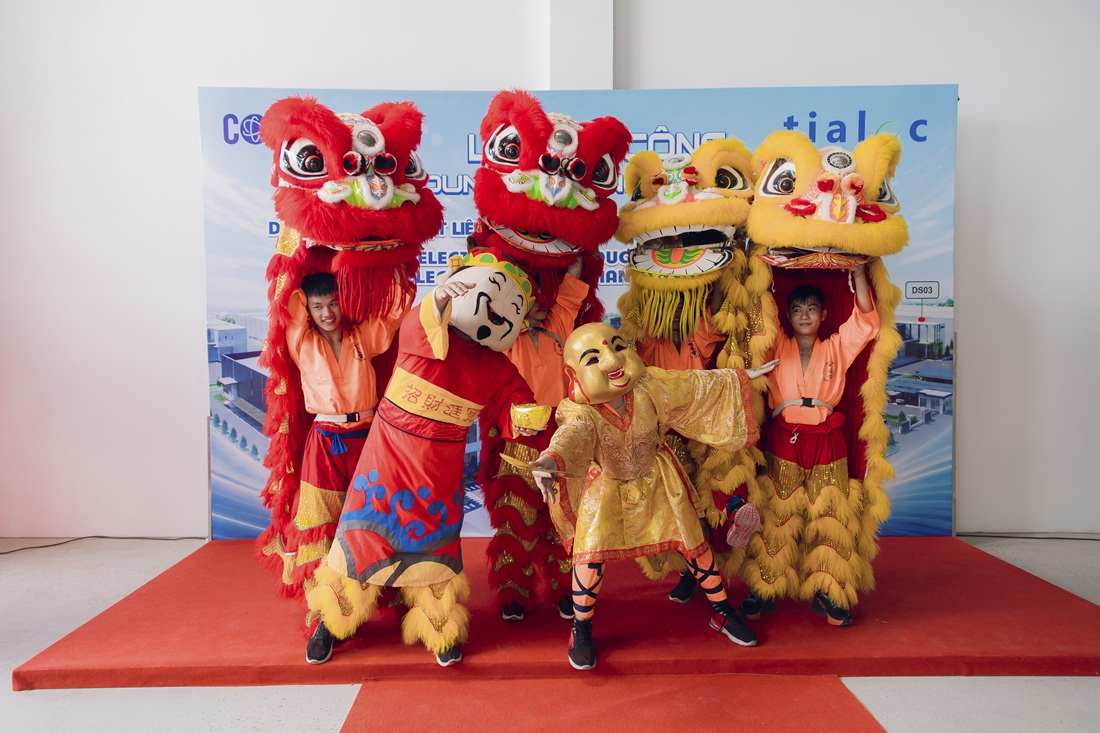 bieu-dien-lan-su-rong-mung-le-khoi-cong-nha-may