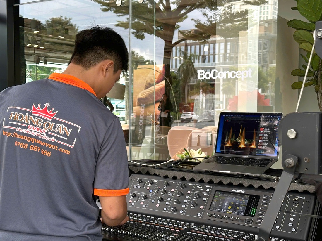 Đội ngũ kỹ thuật âm thanh ánh sáng sự kiện của Hoàng Quân Event