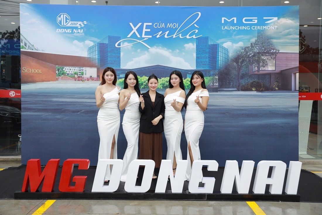 PG lễ tân đón khách sự kiện