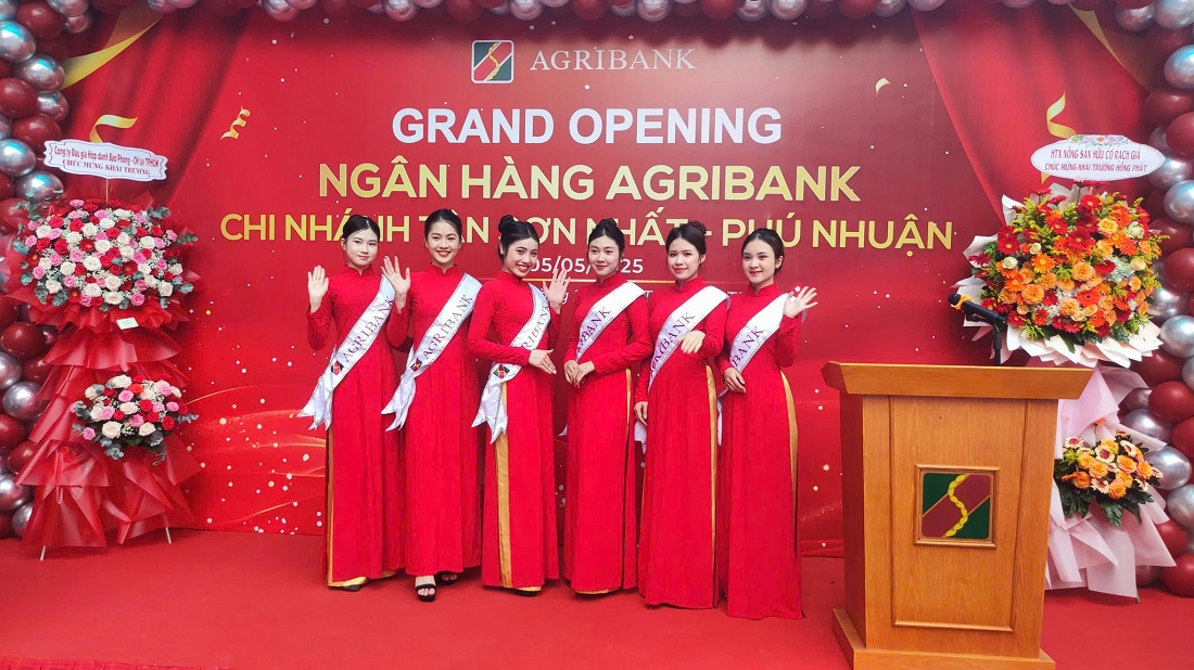 PG lễ tân đón khách sự kiện