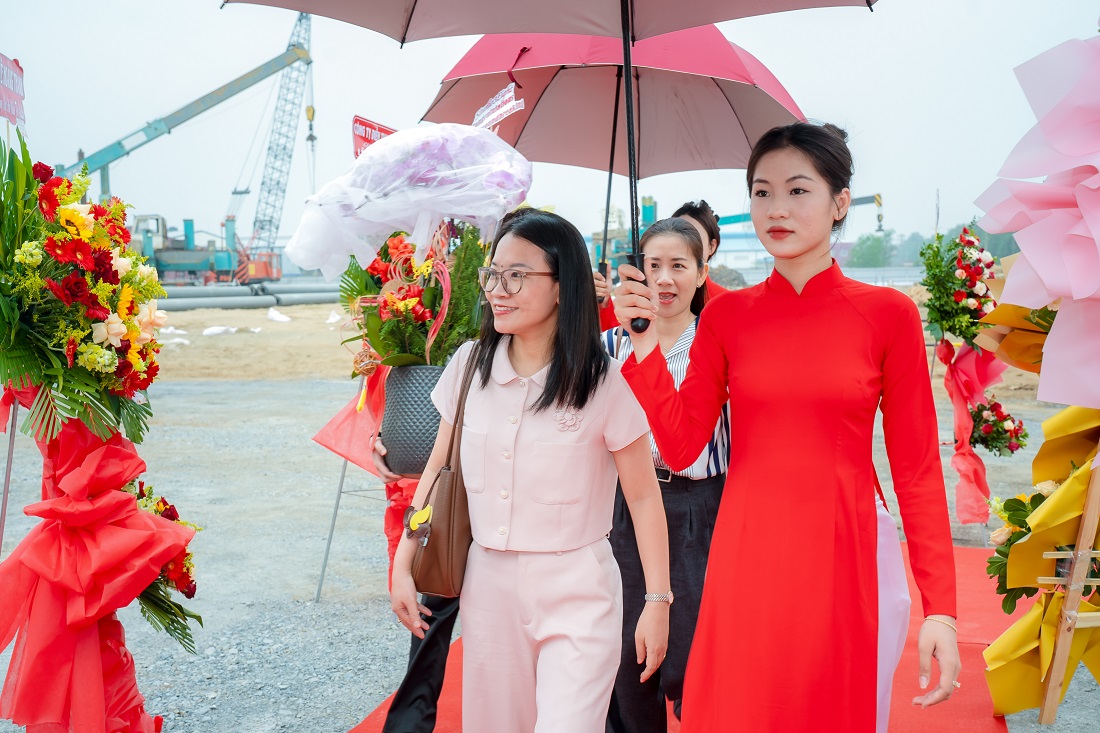 PG lễ tân đón khách sự kiện