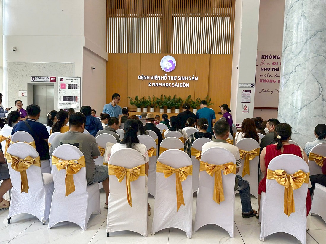 Các hàng ghế khách mời được bố trí ngay ngắn trong không gian tọa đàm y khoa TP.HCM