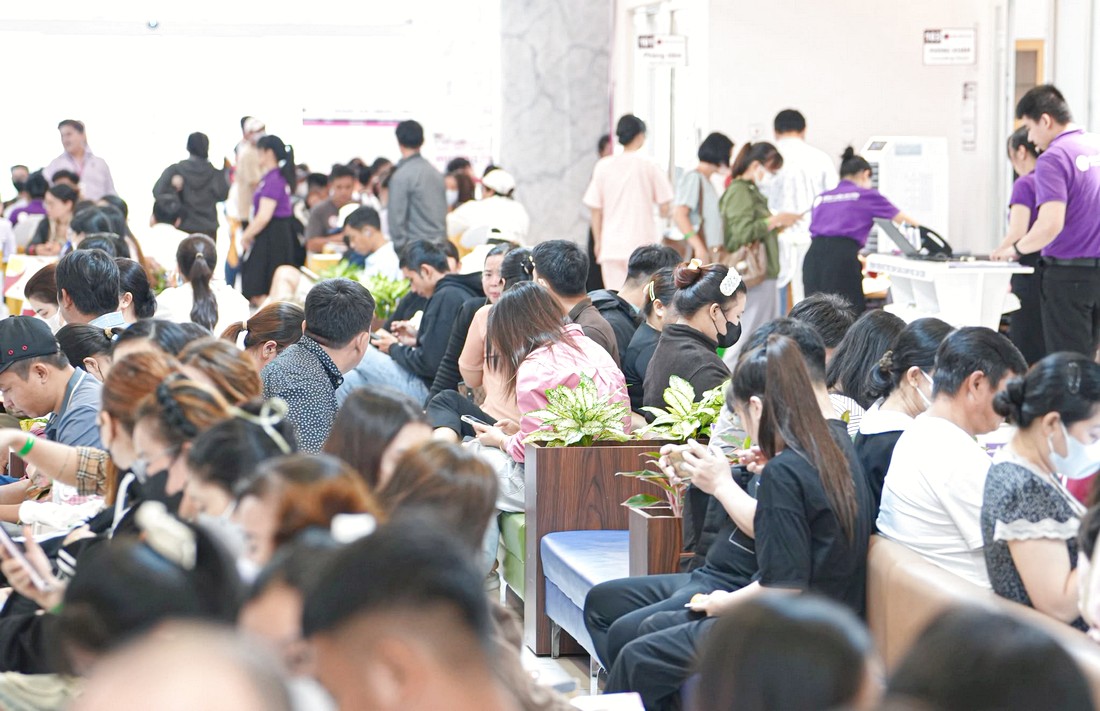Đông đảo khách tham dự theo dõi và tương tác trong chương trình tọa đàm y khoa chuyên ngành
