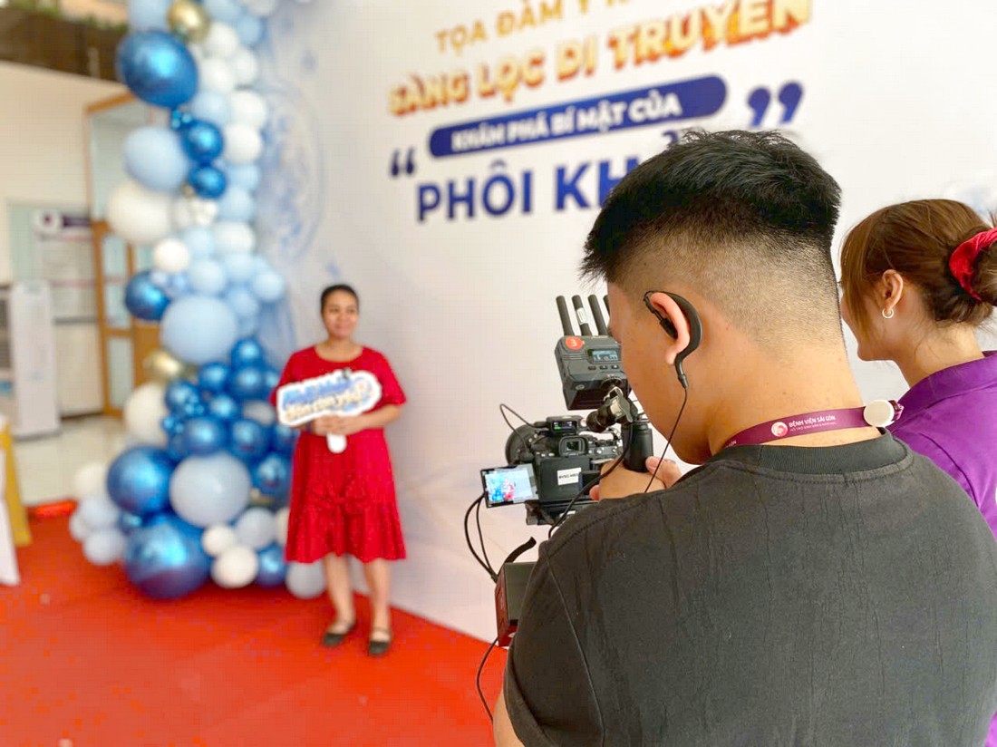 Nhân sự ghi hình hoạt động của khách tham dự tại tọa đàm về chủ đề phôi khỏe