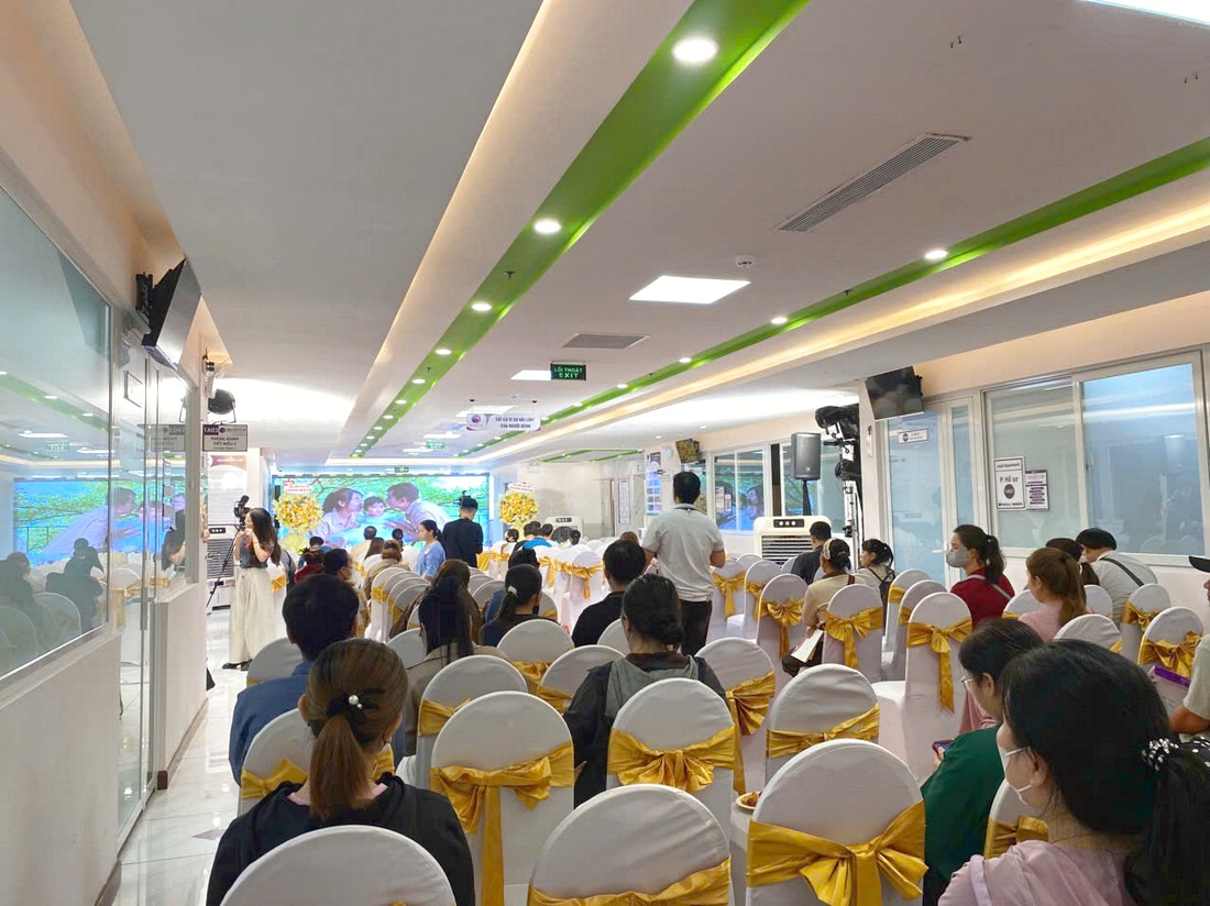 Khách tham dự theo dõi chương trình tọa đàm y khoa trong không gian được setup đồng bộ