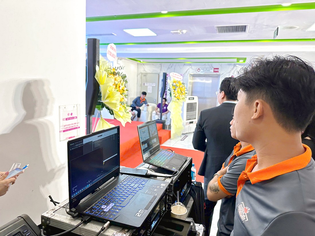Nhân sự kỹ thuật kiểm tra tín hiệu màn hình LED trước và trong thời gian diễn ra tọa đàm