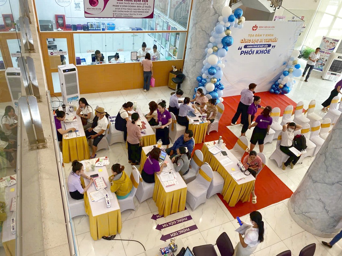 Toàn cảnh khu vực tổ chức trong quá trình bố trí bàn ghế và đón khách tọa đàm