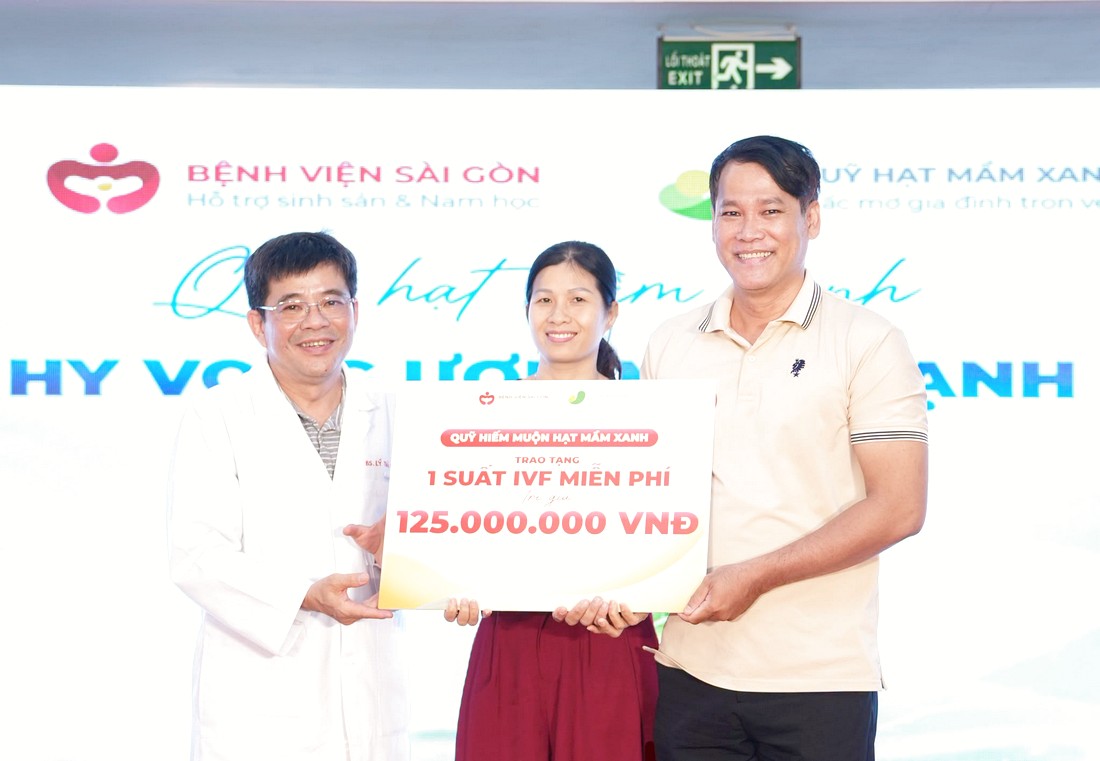 Đại diện chương trình trao suất tài trợ IVF cho khách tham dự tại tọa đàm y khoa