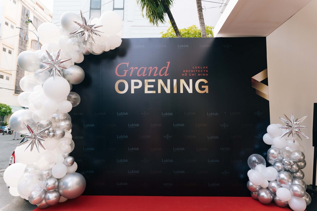 Backdrop khai trương tone đen kết hợp bong bóng trắng – bạc tạo điểm nhấn hiện đại cho không gian sự kiện