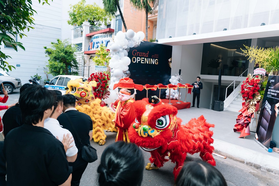 Tiết mục múa lân khai trương tạo không khí rộn ràng, may mắn và thu hút khách mời