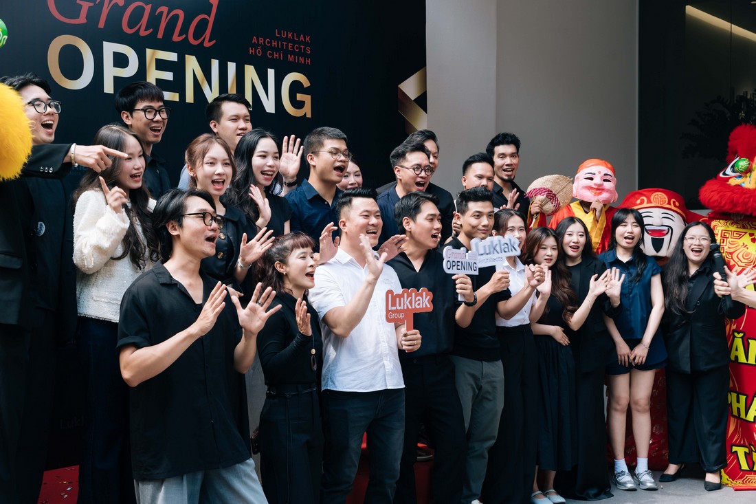 Khách mời check-in cùng backdrop và đội lân trong lễ khai trương Luklak Architects Sài Gòn