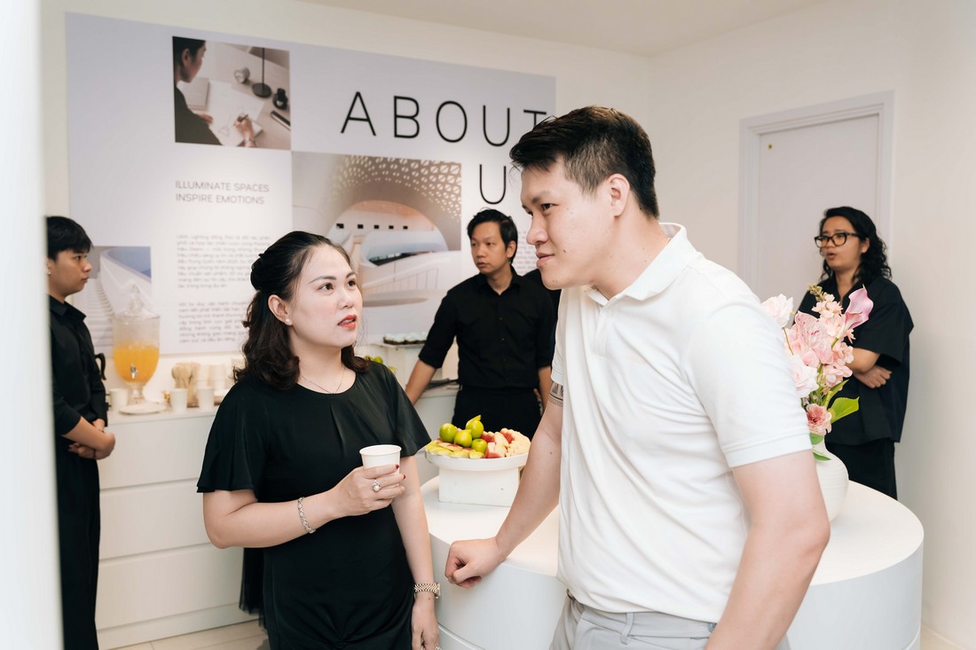 Khách mời giao lưu bên trong không gian sự kiện, kết hợp khu vực teabreak và tiếp đón