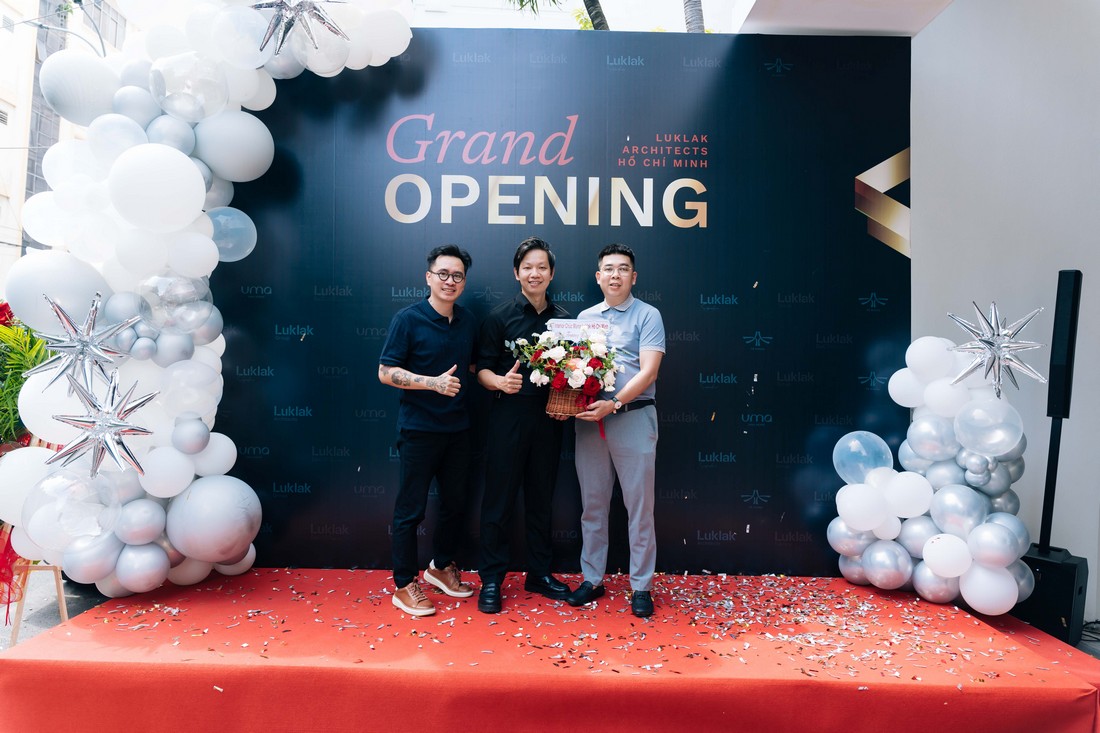 Không gian backdrop sau khi hoàn thiện, sẵn sàng cho khu vực check-in và nghi thức chính