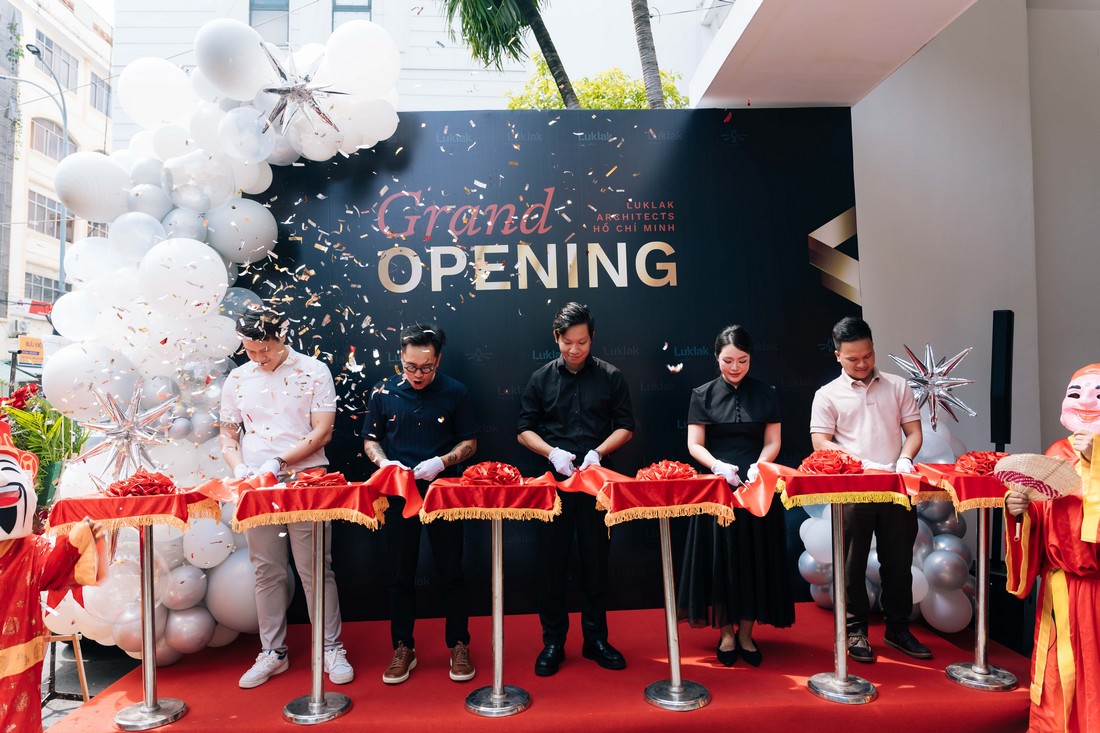 Khoảnh khắc cắt băng khai trương được chuẩn bị chỉn chu từ đạo cụ đến bố cục sân khấu