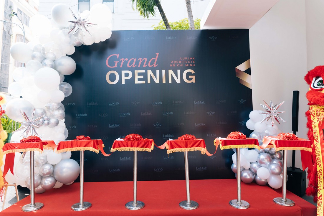 Khu vực sân khấu và bàn cắt băng được Hoàng Quân Event Solutions setup đồng bộ trước giờ diễn ra chương trình
