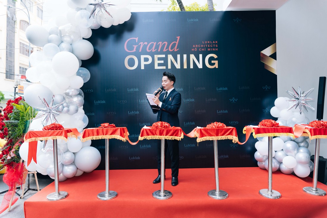 MC dẫn dắt chương trình tại khu vực sân khấu, giúp buổi lễ diễn ra trang trọng và đúng timeline