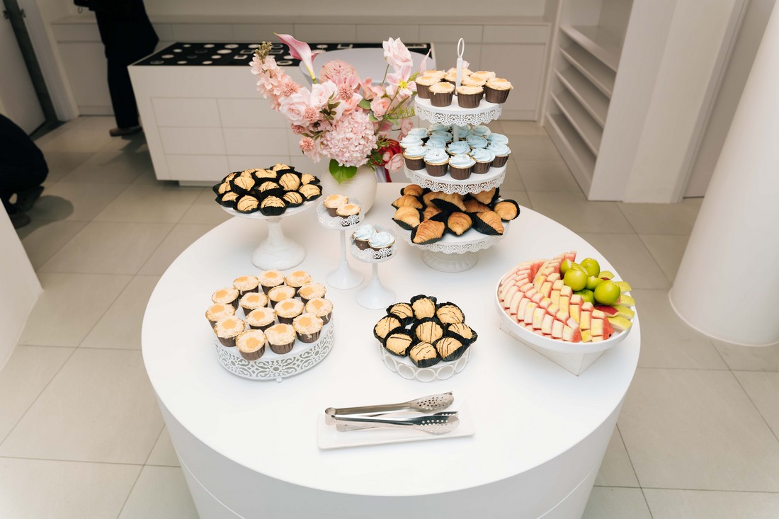 Khu vực teabreak được chuẩn bị chỉn chu, góp phần nâng cao trải nghiệm khách mời