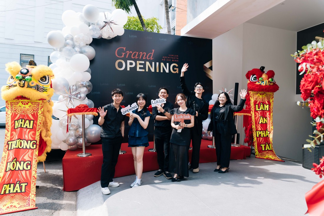Toàn cảnh lễ khai trương với sân khấu, backdrop, múa lân và khu vực khách mời