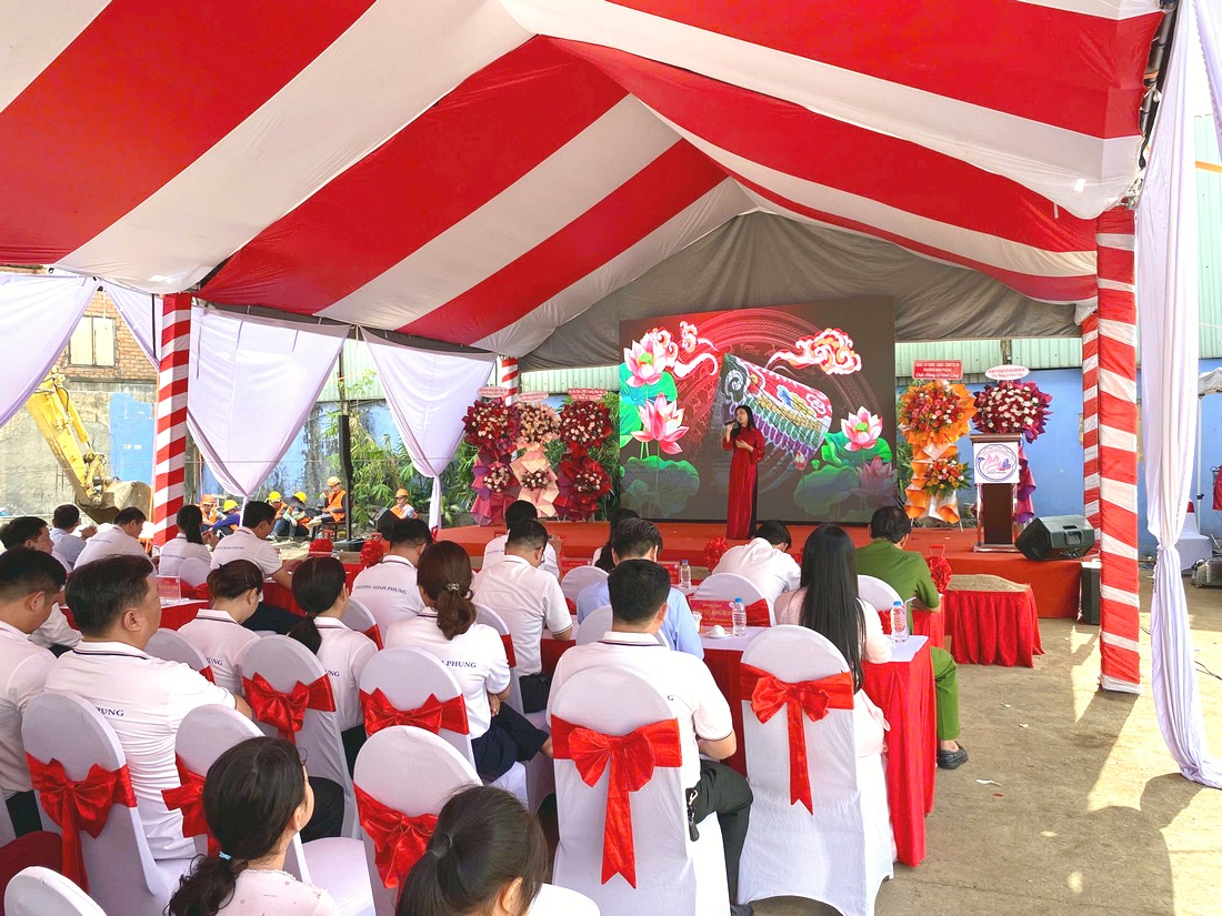 Ca sĩ biểu diễn tại lễ khởi công Trường Mầm Non 7