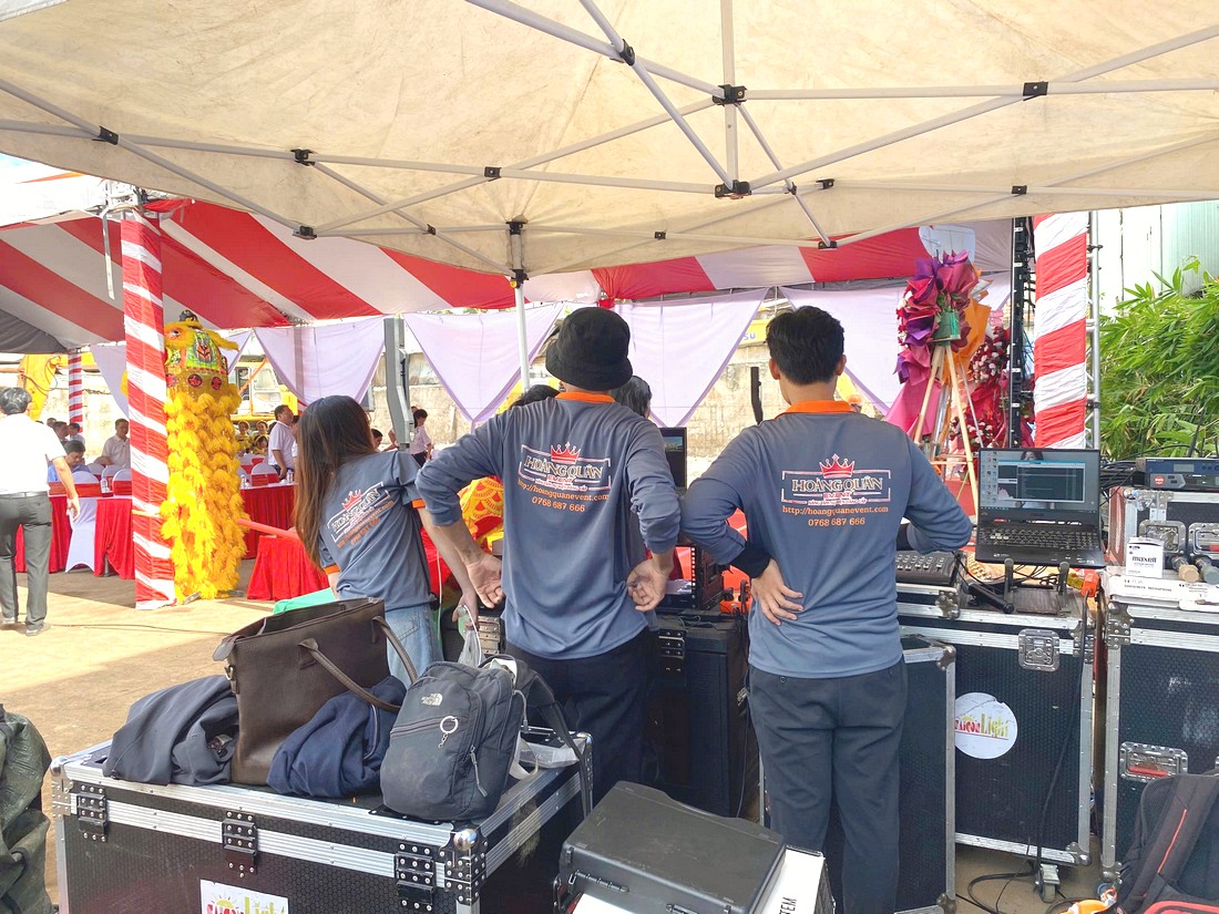 Đội ngũ kỹ thuật Hoàng Quân Event Solutions tại lễ khởi công