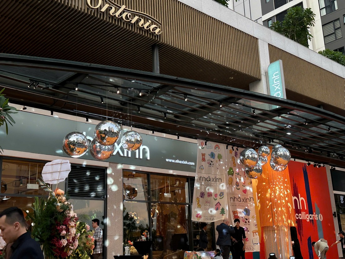 Hiệu ứng ánh sáng phản chiếu từ quả cầu gương giúp không gian khai trương trở nên sống động hơn