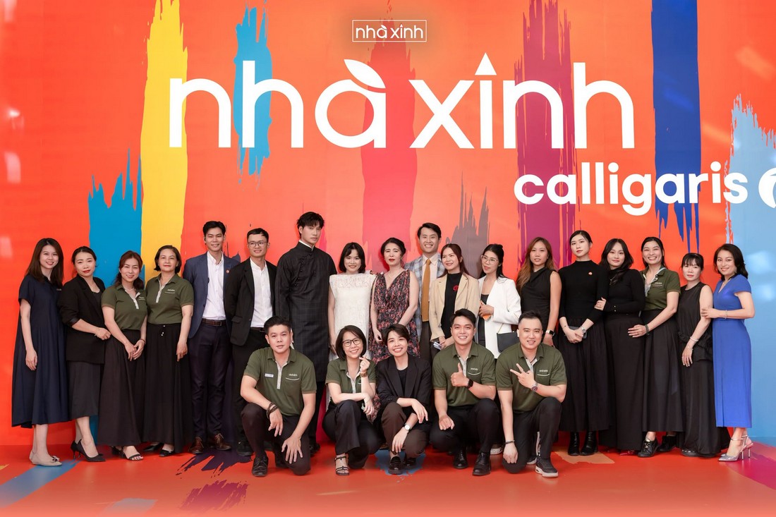 Hình ảnh tập thể tại khu vực backdrop chính trong sự kiện khai trương Nhà Xinh Calligaris