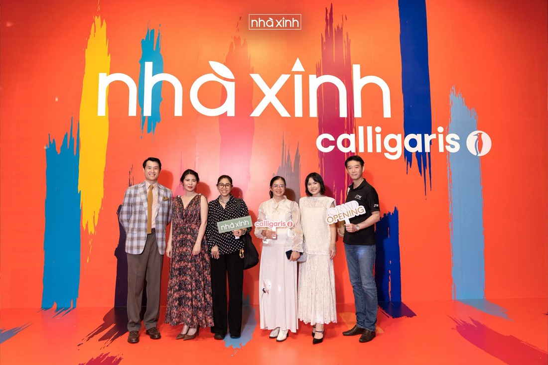Khách mời check-in tại backdrop Nhà Xinh Calligaris trong ngày khai trương