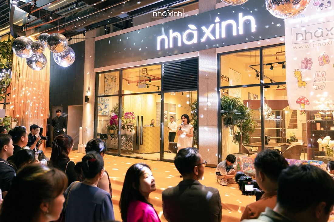 Khoảnh khắc phát biểu trong chương trình khai trương Nội thất Nhà Xinh Antonia Phú Mỹ Hưng