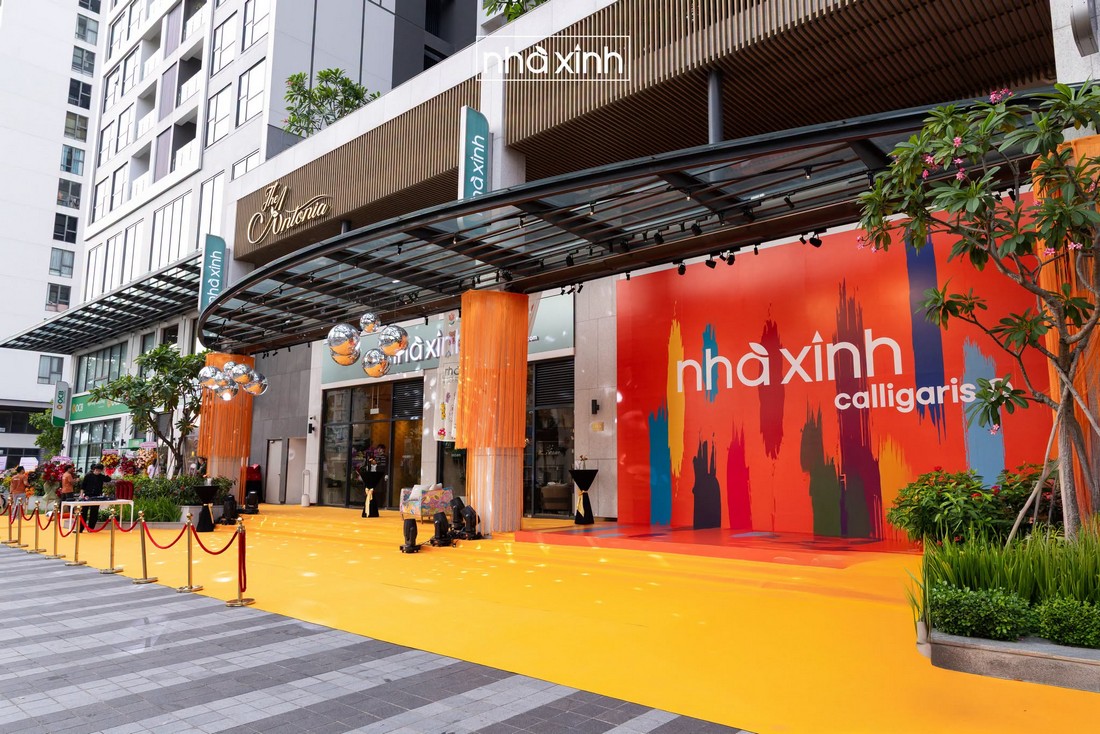 Thảm cam được trải rộng, tạo điểm nhấn nhận diện cho sự kiện khai trương showroom nội thất