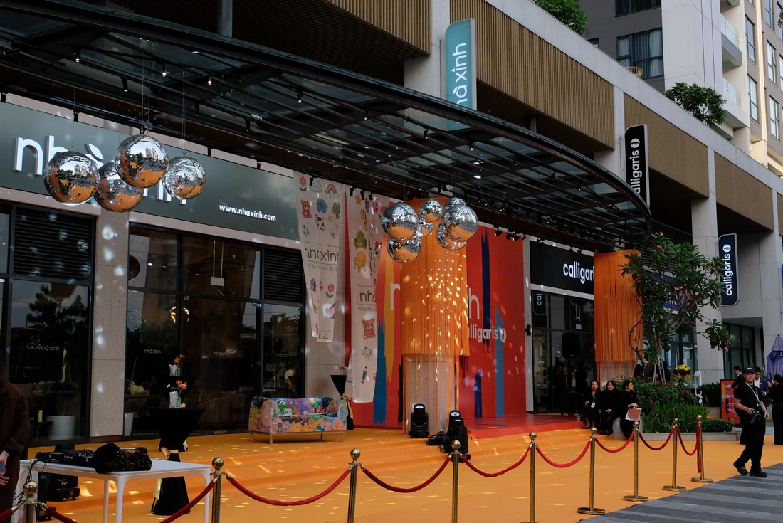 Toàn cảnh khu vực mặt tiền showroom Nhà Xinh Antonia Phú Mỹ Hưng trước khi chương trình diễn ra