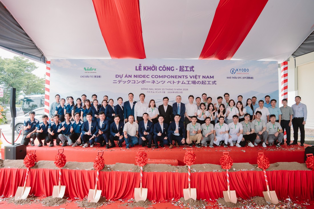 Các đại diện và khách mời chụp ảnh tập thể trên sân khấu lễ khởi công Nidec Components.