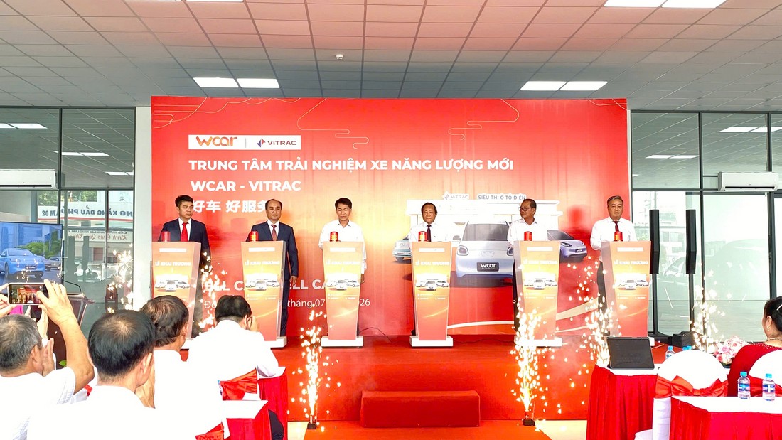 Đại biểu thực hiện nghi thức khai trương