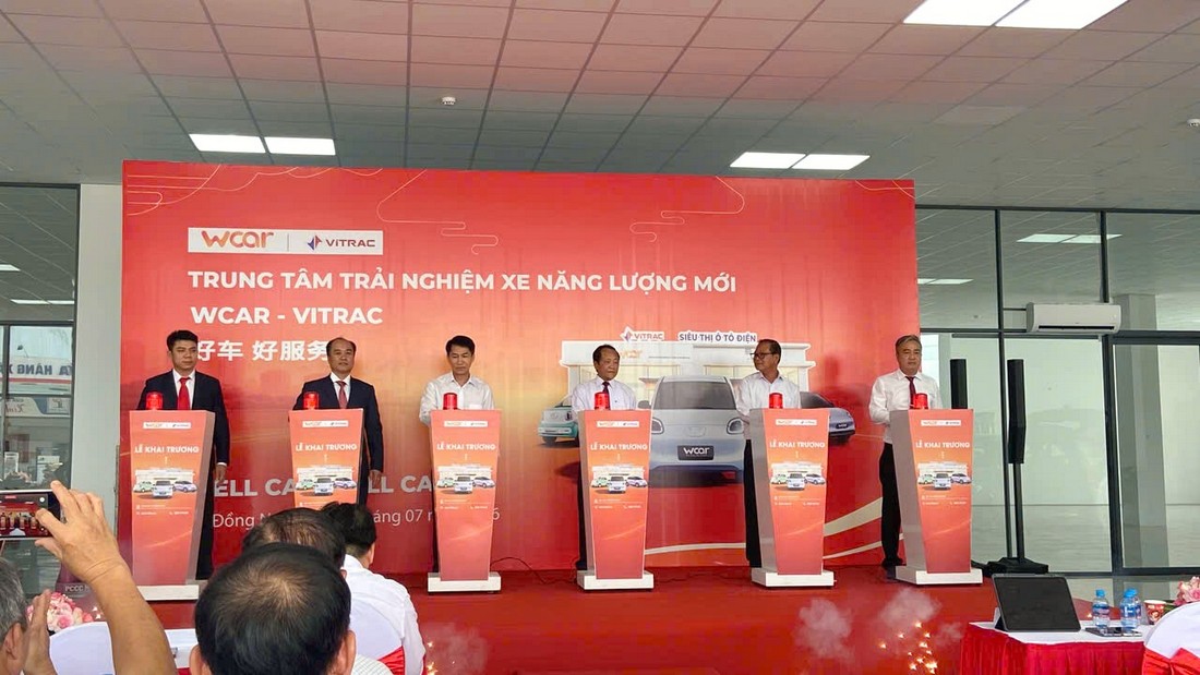 Hệ thống bục nhấn nút tại lễ khai trương showroom xe điện
