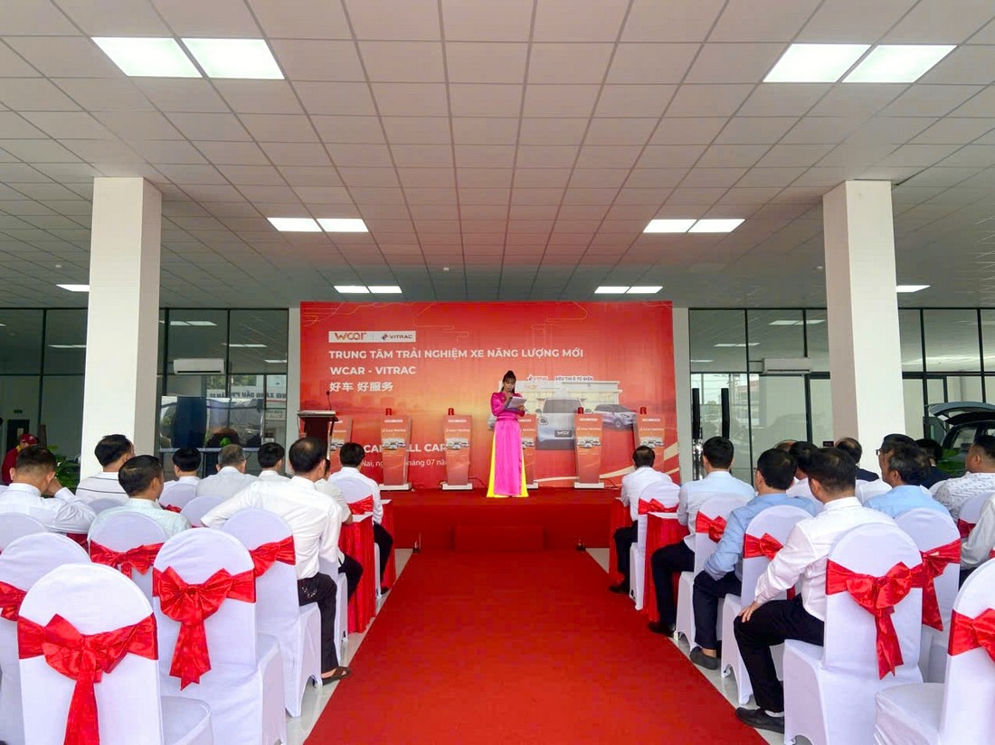 Toàn cảnh không gian bên trong lễ khai trương showroom ô tô điện