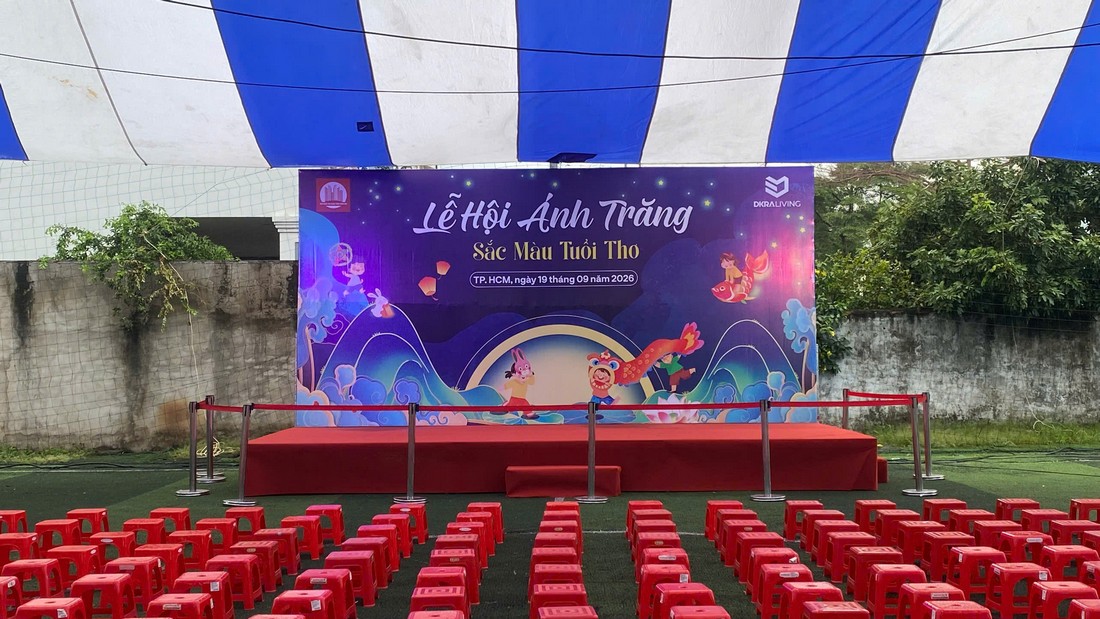Sân khấu Trung thu ngoài trời được bố trí cùng hàng ghế ngồi ngay ngắn cho thiếu nhi