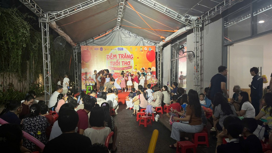 Chương trình Trung thu được tổ chức trong khuôn viên có sân khấu và nhà bạt
