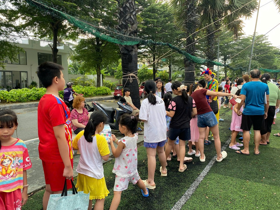 Các em thiếu nhi xếp hàng theo hướng dẫn để tham gia trò chơi tại sự kiện Trung thu