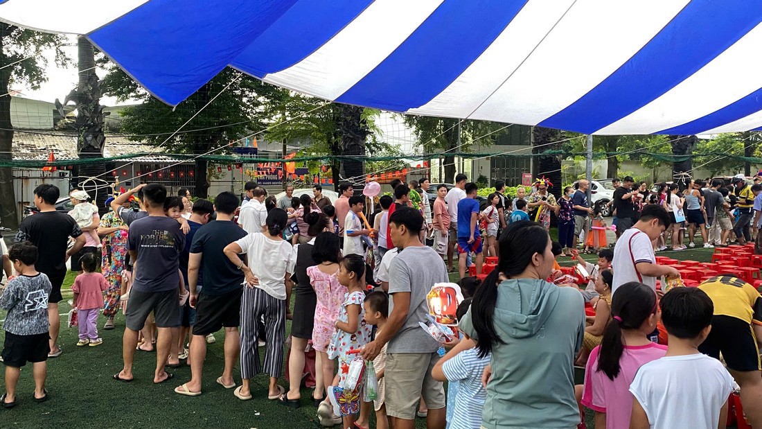 Đông đảo gia đình và thiếu nhi tập trung tham gia hoạt động vui chơi ngoài trời dịp Trung thu