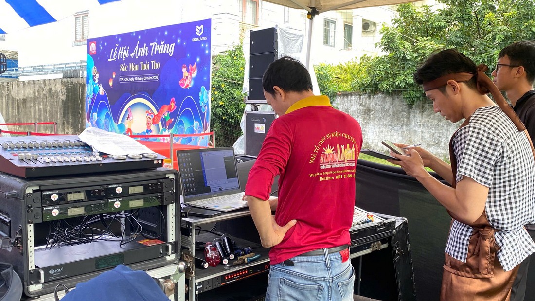 Kỹ thuật viên kiểm tra bàn điều khiển âm thanh trước thời gian diễn ra sự kiện Trung thu