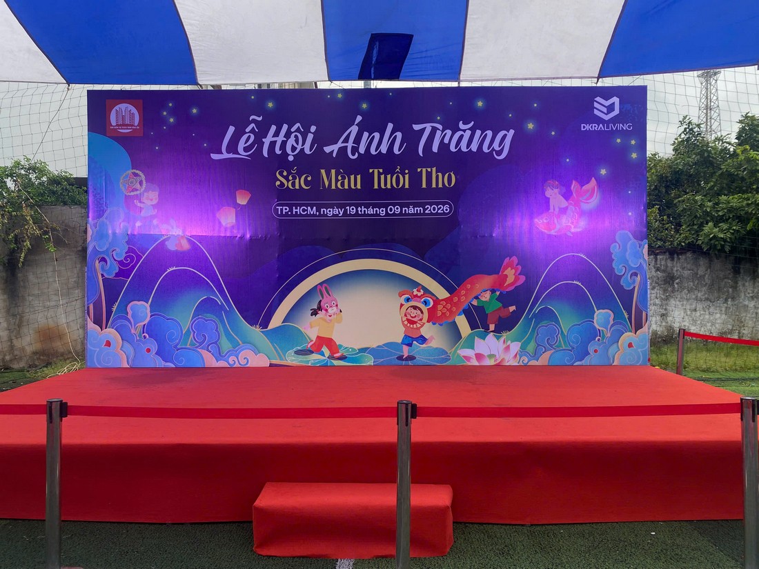 Sân khấu và backdrop chủ đề Trung thu thiếu nhi đã được hoàn thiện tại khu vực ngoài trời