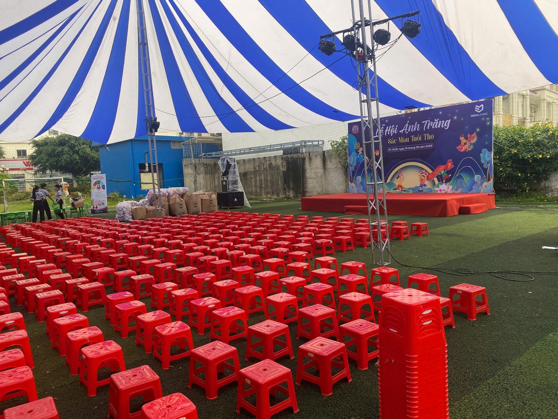 Khu vực sân khấu và ghế ngồi được setup trước giờ diễn ra sự kiện Trung thu