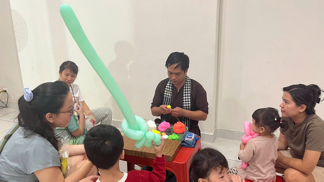 Nghệ nhân tạo hình bong bóng trực tiếp cho các em nhỏ tại sự kiện Trung thu