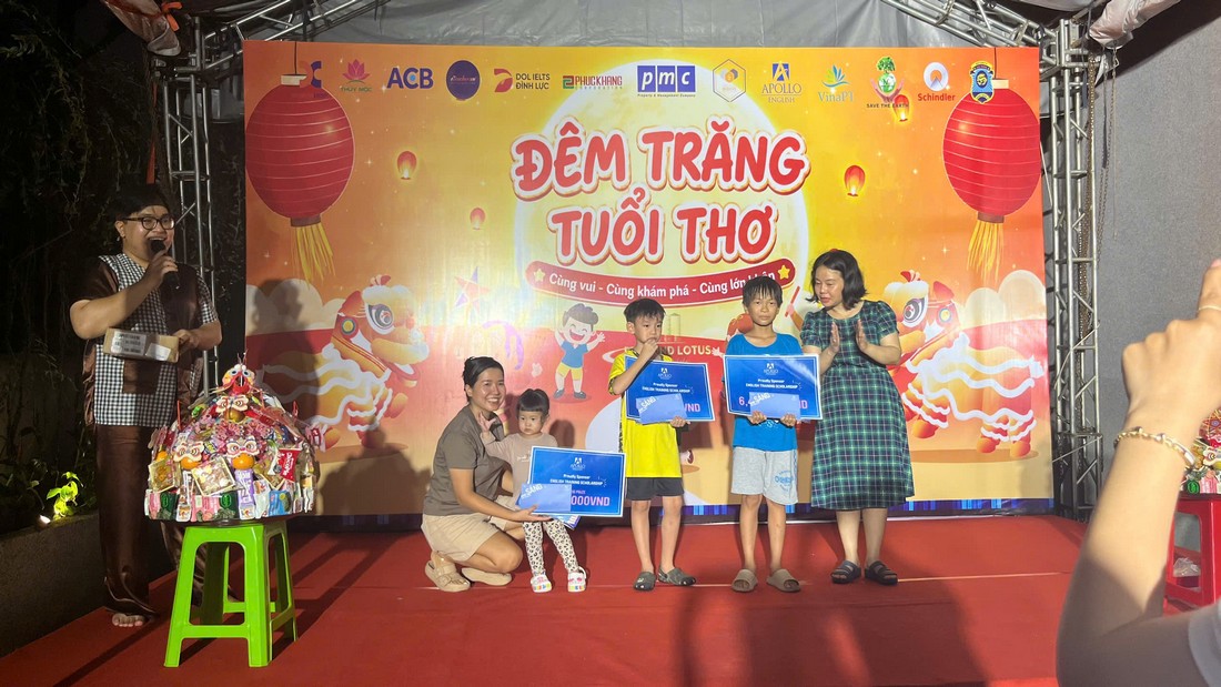 Các em thiếu nhi nhận quà trên sân khấu trong chương trình đêm trăng tuổi thơ