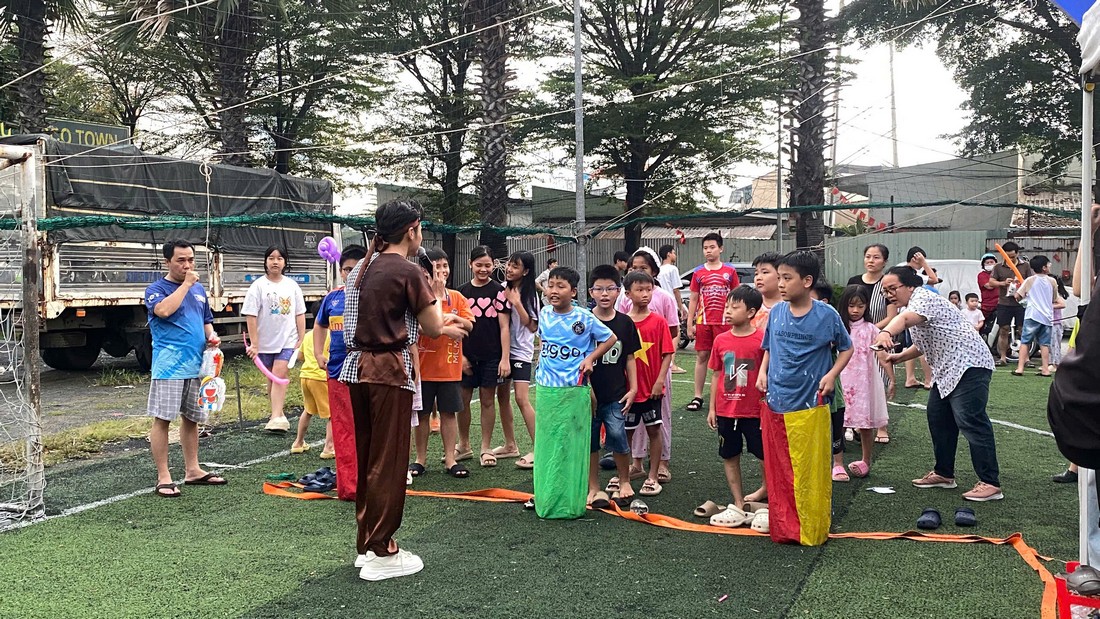 Các em thiếu nhi tham gia trò chơi vận động tập thể tại chương trình Trung thu ngoài trời