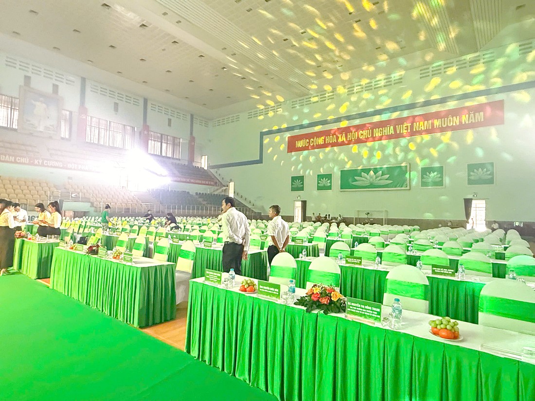 Bàn đại biểu và hoa trang trí tại Lễ xuất quân Câu lạc bộ Trường Tươi Đồng Nai.