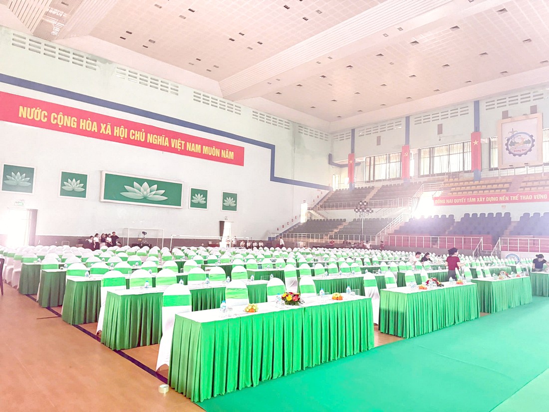 Bố trí bàn ghế cho sự kiện thể thao quy mô 400 khách tại nhà thi đấu