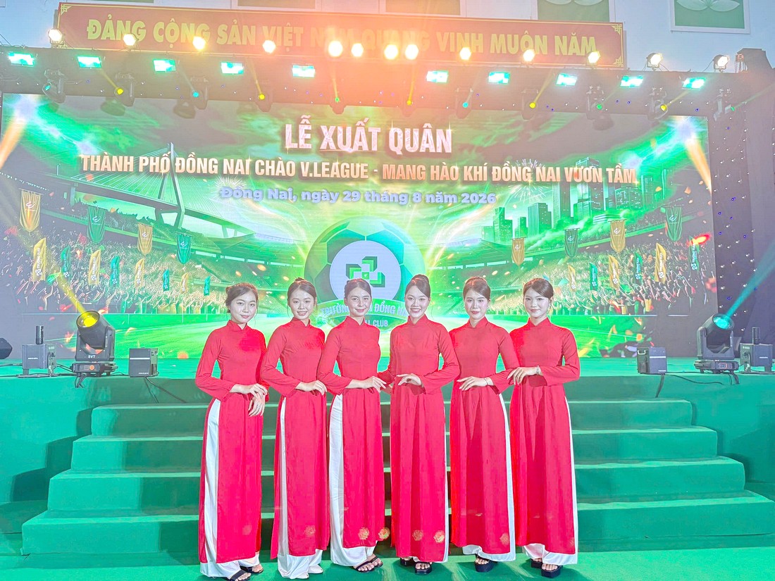 Đội ngũ PG tại Lễ xuất quân Câu lạc bộ bóng đá Trường Tươi Đồng Nai.