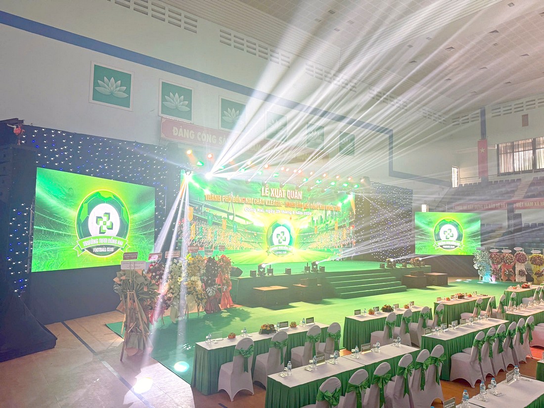 Sân khấu, màn hình LED và ánh sáng tại Lễ xuất quân Trường Tươi Đồng Nai.