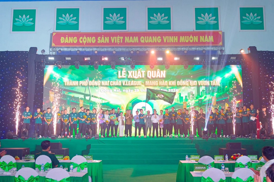 Toàn cảnh sân khấu chính tại Lễ xuất quân Câu lạc bộ Trường Tươi Đồng Nai.